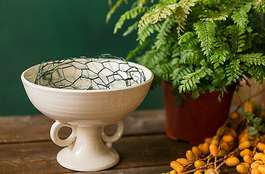To arrange in a bowl, make a globe of chicken wire and set it into the bowl with clear tape before filling the bowl with water.
