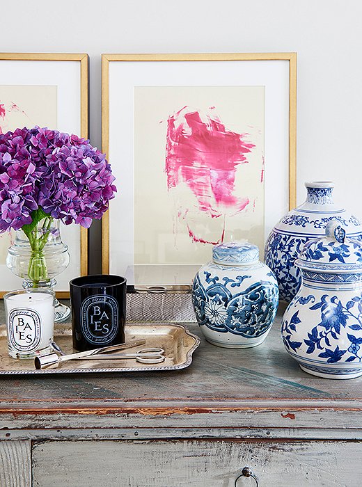  East Coast meets West Coast with a trio of traditional ginger jars placed atop a weathered chest. 