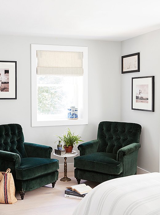 A soothing spot in the bedroom’s niche. Black-and-white prints of tennis players hang behind a duo of velvet green armchairs by Miles Talbott. Between them sits a brass side table with a marble top just big enough to hold two cups of coffee.
