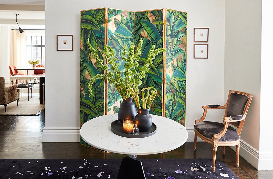 In Bennett Leifer’s foyer, Venetian plaster walls amplify the natural light from neighboring rooms. A palm-leaf print de Gournay screen and a rug by Edward Fields, custom-made for Bennett’s room at the 2015 Kips Bay Showhouse, create an intriguing interplay of color and pattern.
