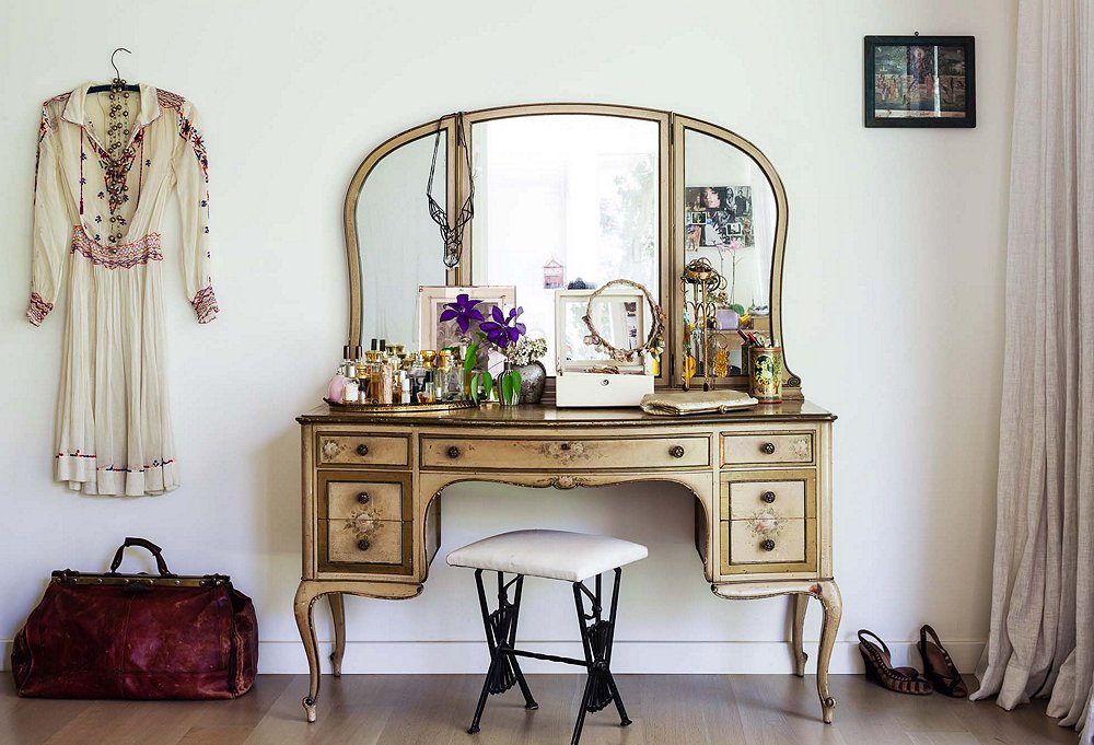 “The idea of a vanity is a romantic one,” says Shiva of her gilded French vanity, which she’s topped with jewelry boxes, mementos, natural beauty products from her own line, and fragrances including Regina Harris’s Amber Vanilla perfume oil. “My grandmother had one, and I’ve wanted my own ever since.” A vintage-clothing devotee, Shiva pounced on this white dress at L.A.’s twice-yearly Vintage Expo and scored the satchel from the Rose Bowl flea.
