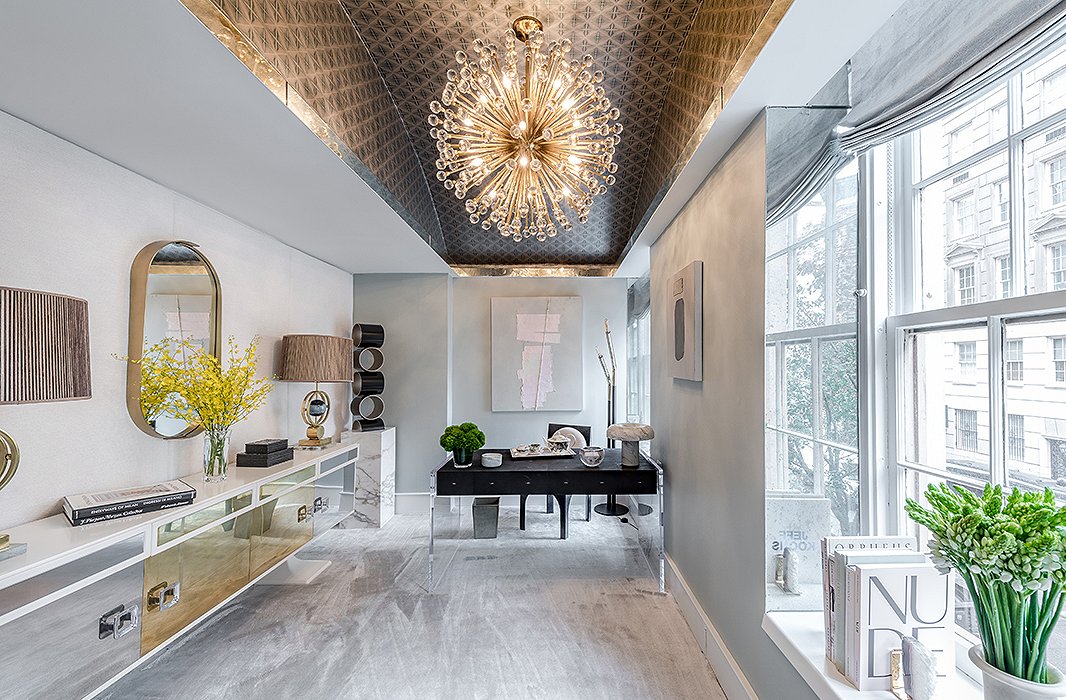 Designer Natalie Kraiem created her rendition of a “winter wonderland” with marble, metallic wallpaper, and all things mod. A pendant light bursting with glass and brass crowns the space. Photo by Alan Barry.
