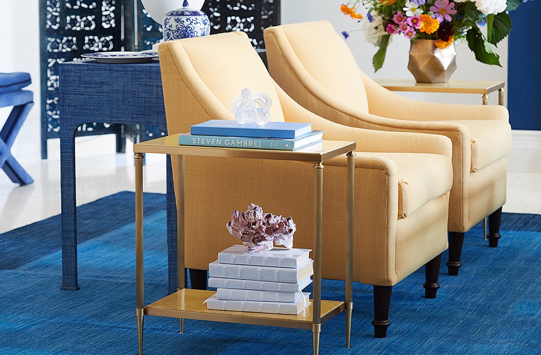 Buttery yellow makes an ideal complement to the rich blue furnishings, adding contrast and dimension to the seating area.
