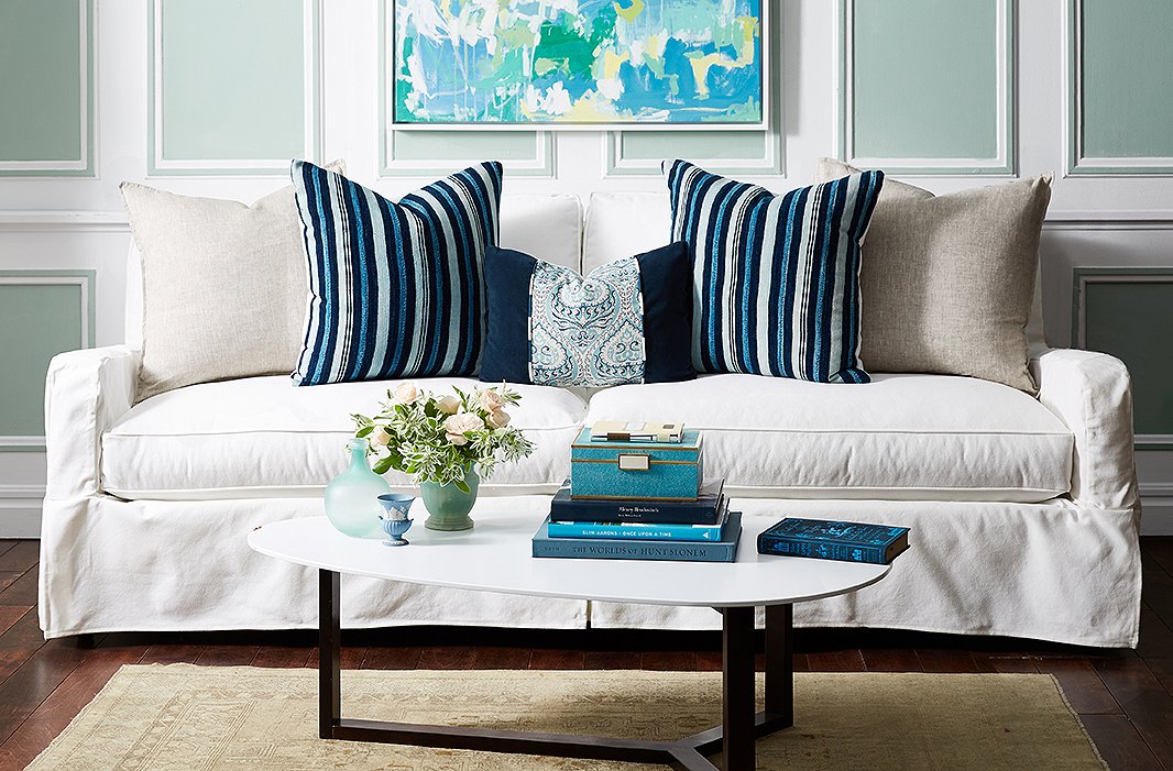 Your Guide To Styling Sofa Throw Pillows, What Colour Cushions Go With Light Blue Sofa