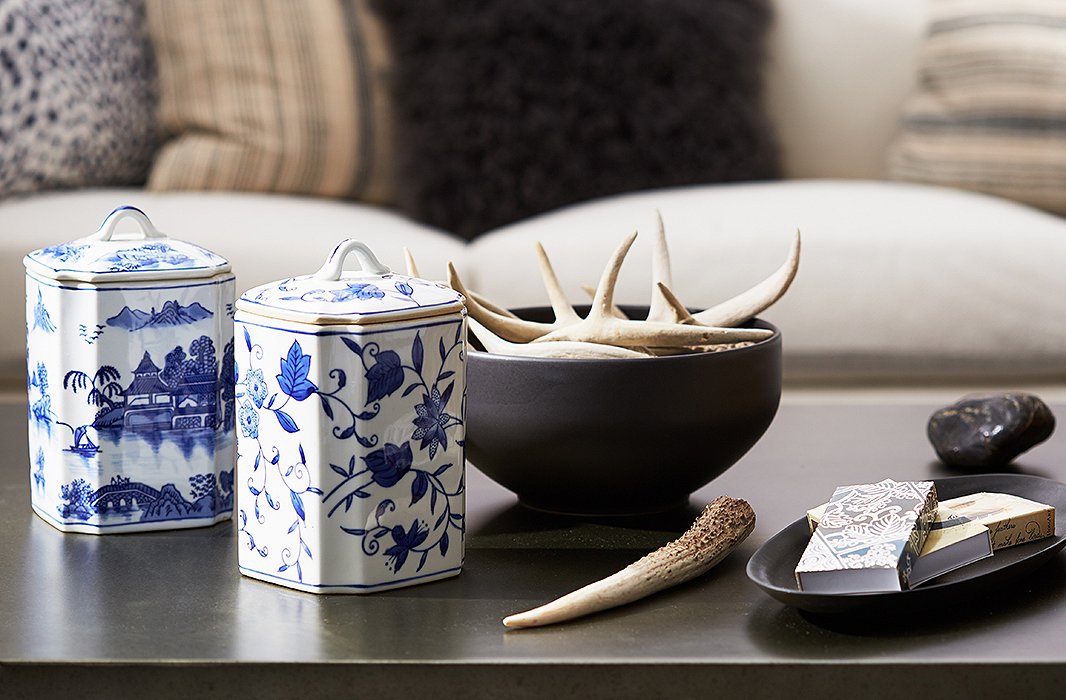 On the coffee table, Anthony juxtaposed blue-and-white chinoiserie with antler accents for an intriguing mix of earthy and elegant.
