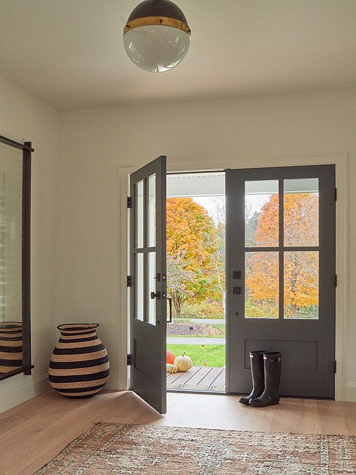 A quiet entryway sets the mood for the rest of the home. For a similar pendant, see the Hicks by Thomas O’Brien for Visual Comfort.
