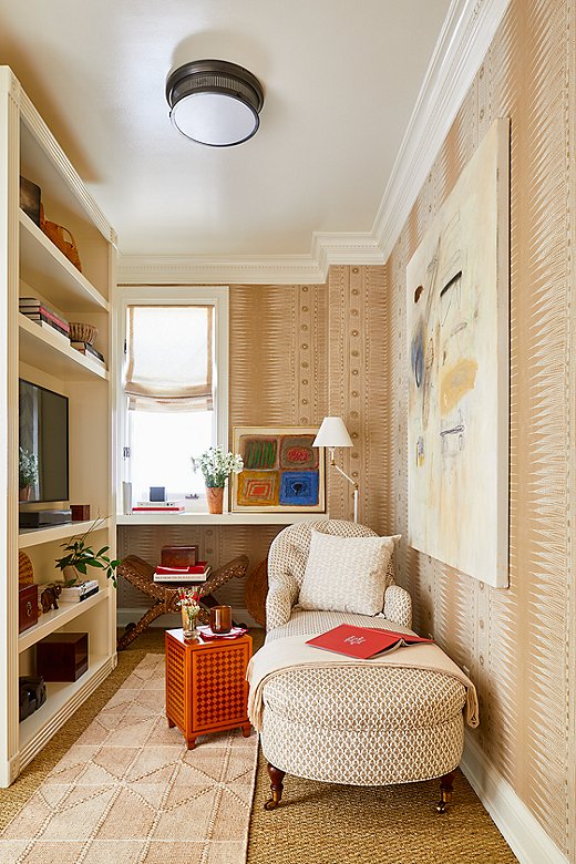 Jeremy transformed the sewing room of Albert Hadley’s sister into a small sitting area. Jeremy installed built-in shelving, added the Marlowe Chaise from One Kings Lane, and hung an abstract painting.
