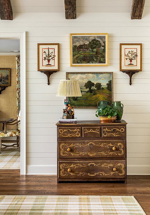 This vignette off the living room exemplifies James’s love for antiques that feel totally fresh.
