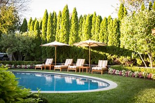 10 Chic Pool Decorating Ideas