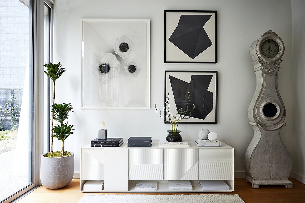 If any one furnishing epitomizes Gustavian decor, it’s the Moro clock, named for the Swedish locale where it originated. Juxtaposed here with modern art (from Dawn Wolfe and Lillian August) and a minimalist console, it demonstrates how versatile the style is. Photo by Frank Tribble.
