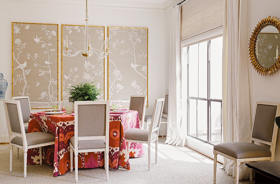 Framed panels of de Gournay wallpaper punctuate Paloma’s dining room.
