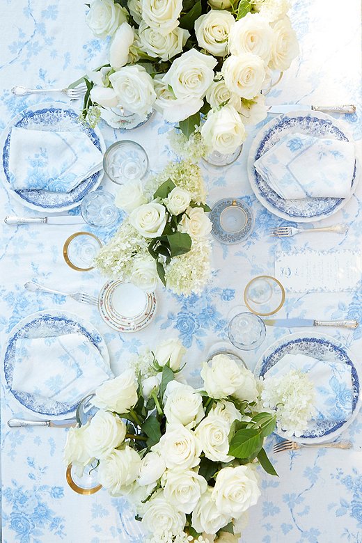 You can’t go wrong with a classic blue-and-white tablescape. Here Rebecca paired roses and hydrangeas for an arrangement that is both playful and dramatic.
