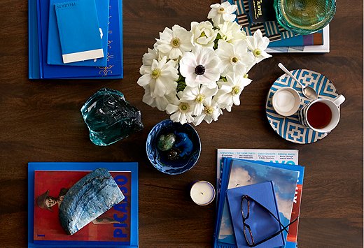 Creating a color story on your coffee table is a quick stylist trick. It lends an air of sophistication to even the most basic design.
