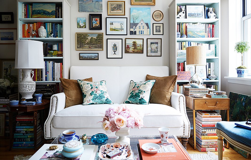 Flanking bookshelves create the perfect nook for the living room’s petite settee.
