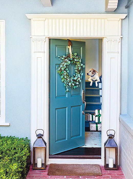 A fresh take on the seasonal wreath, eucalyptus presents a clean, calming scent.
