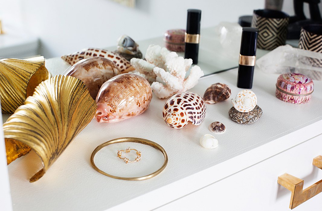 In her bath, you can find Julia’s shell collection, trinkets brought back from far-flung destinations like the Gili Islands, Tortola, and Bahia. “They’re not museum-quality, but I find the best I can find as souvenirs for myself.”
