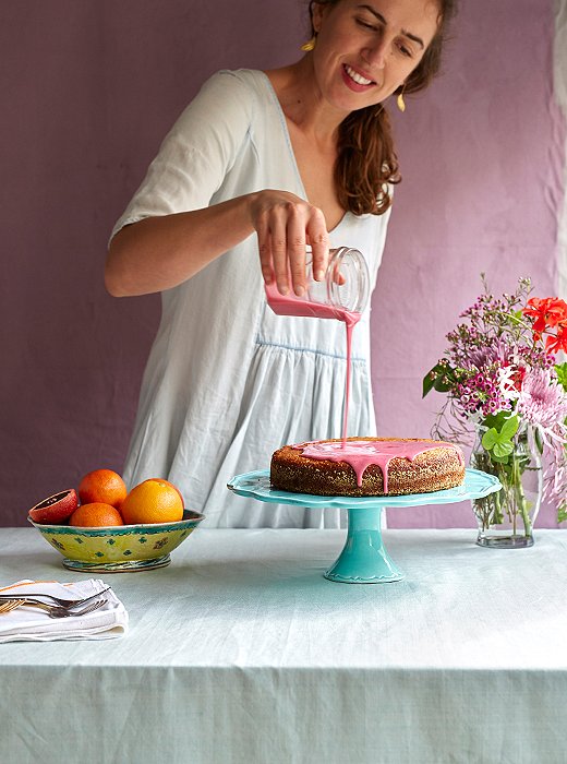 Leela glazing her gorgeous cake.
