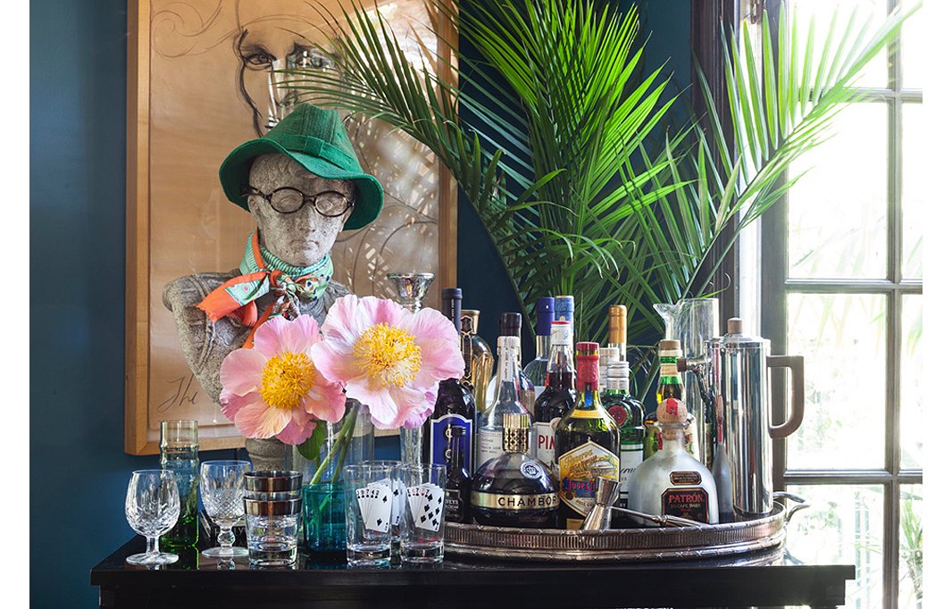 An antique bust, sporting a hat and glasses owned by Lulu’s late father, adds a bit of gravitas and is a killer conversation starter on her ready-to-serve bar. An oversize tray and mix-and-match glassware transform an otherwise ordinary console table into entertaining central.
