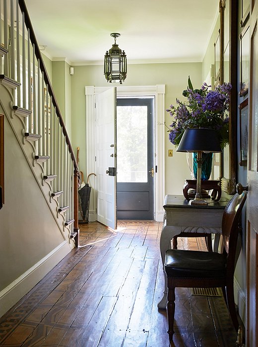 Bunny stenciled the original pine floorboards in the entryway with a pattern resembling giant tortoiseshells.
