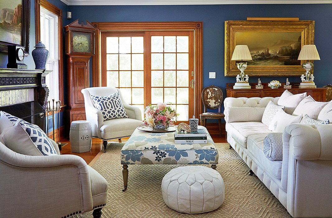 In the living room, a sofa bench doubling as a coffee table sits on a honeycomb sisal rug is from Stark Carpet. The scene is rounded out by worldly finds such as the white leather Moroccan pouf Delaney picked up in Marrakech.
