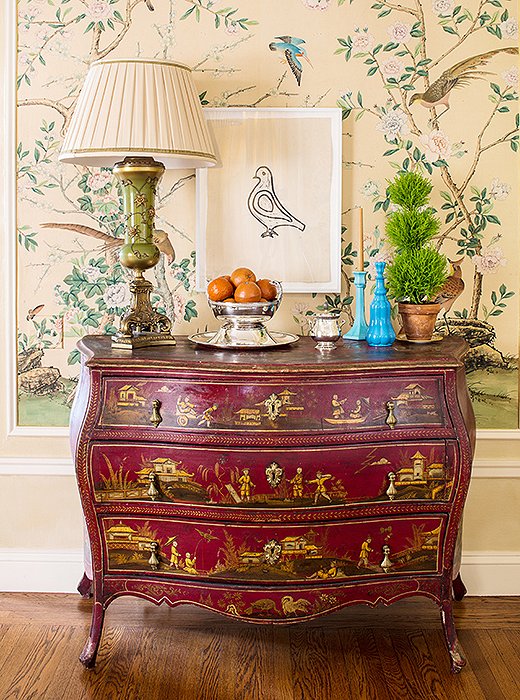 Bachmann’s way with whimsical combinations is evident in her placement of a minimalist Hugo Guinness bird print above an ornate vintage chinoiserie chest.
