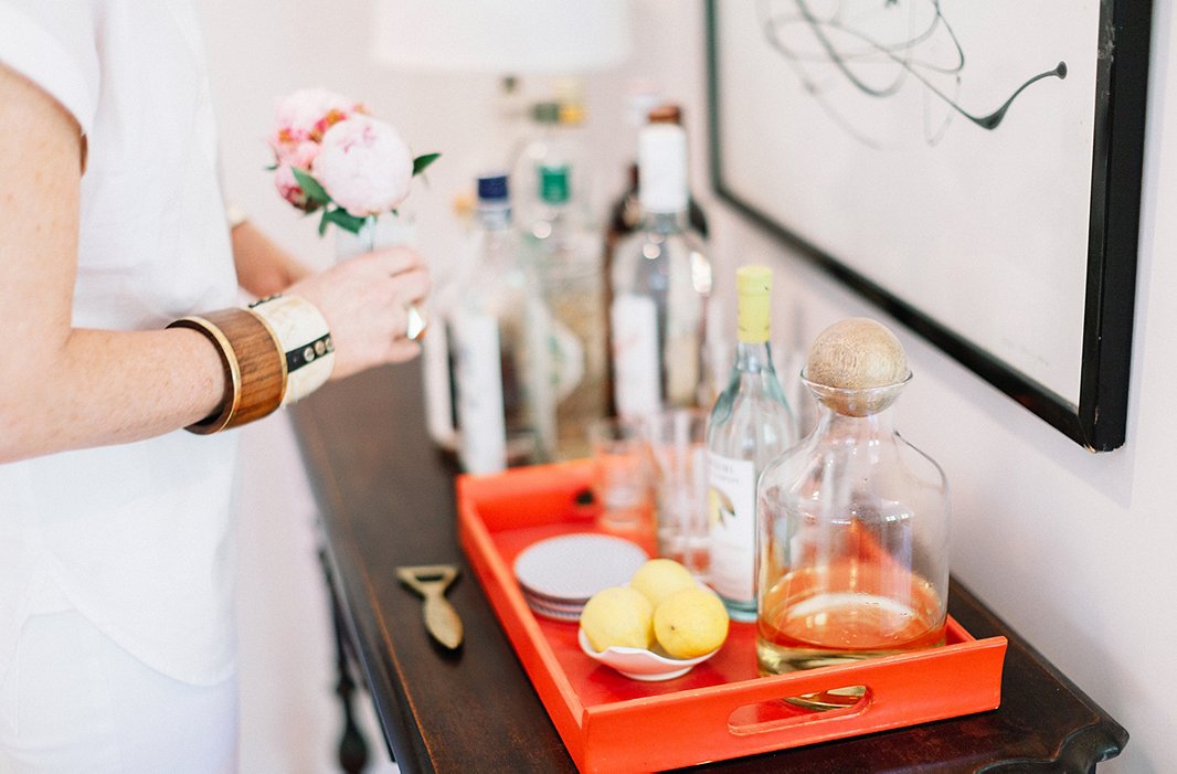 Gen tends bar in chic white. While the rest of Tennessee might like whiskey, the Sohrs start evenings with prosecco topped with St. Germain, to make it “sweeter and fresher.”
