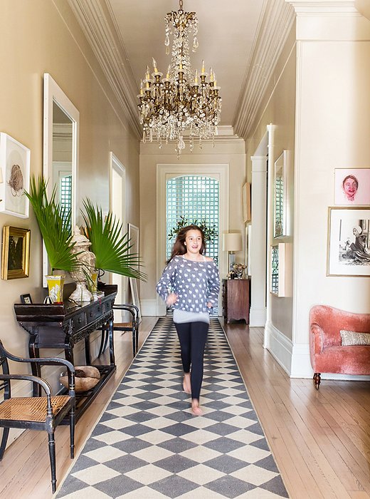 Sara’s 12-year-old daughter, Carolina, aka Kiki, races down the central hallway atop a sisal rug painted a black-and-cream diamond pattern.
