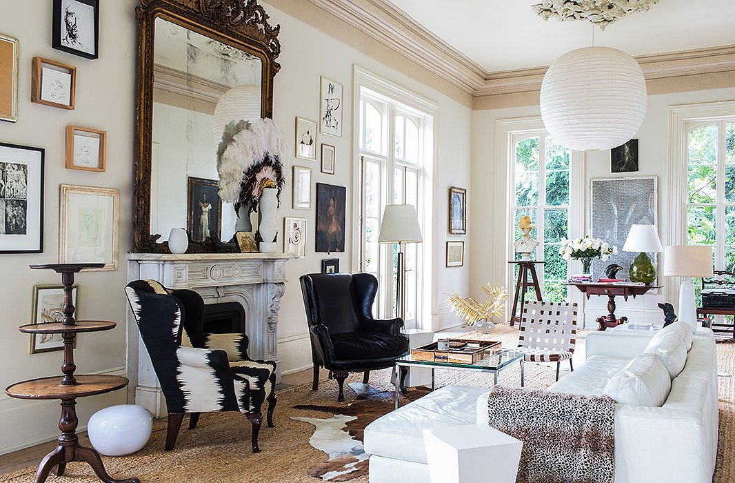 Designer Sara Ruffin Costello’s living room nails a masterful mix of design styles.
