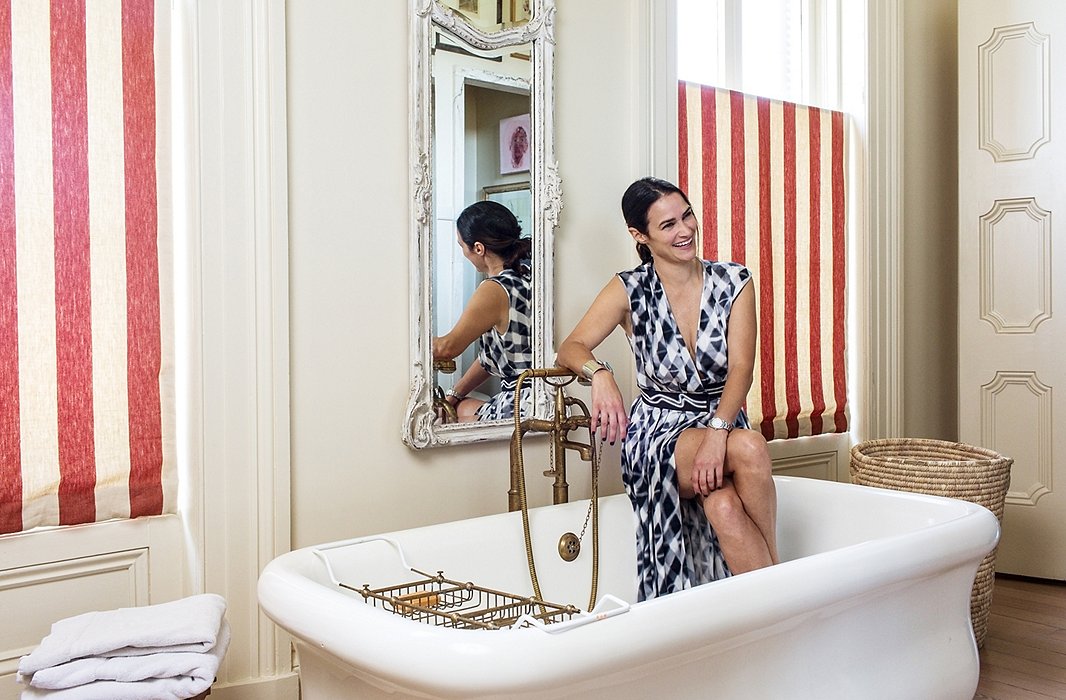 At parties, people invariably end up congregating in the kitchen—and in Sara’s home, the bathroom, where the oversize tub (a fiberglass version with an old-fashioned look) provides plenty of seating.
