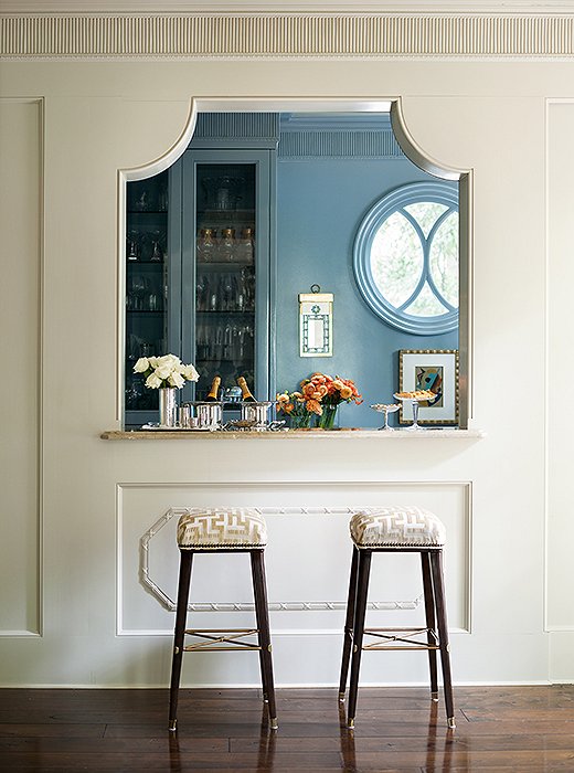 Guests gravitate to the butler’s pantry and bar, which has a jewellike appearance when glimpsed from the dining room.
