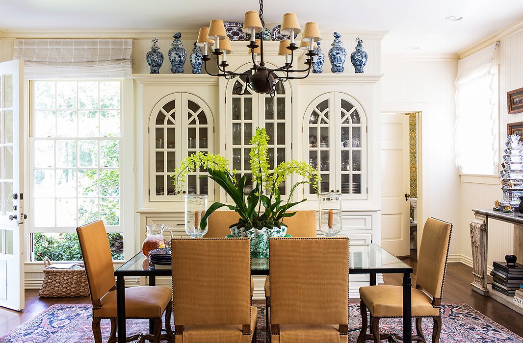 Timothy did away with the maid’s room, the butler’s pantry, and the back stairs and in their place created a bigger kitchen, this breakfast room, and the adjoining family room. The vases topping the cabinet are Dutch delft from the 18th century.
