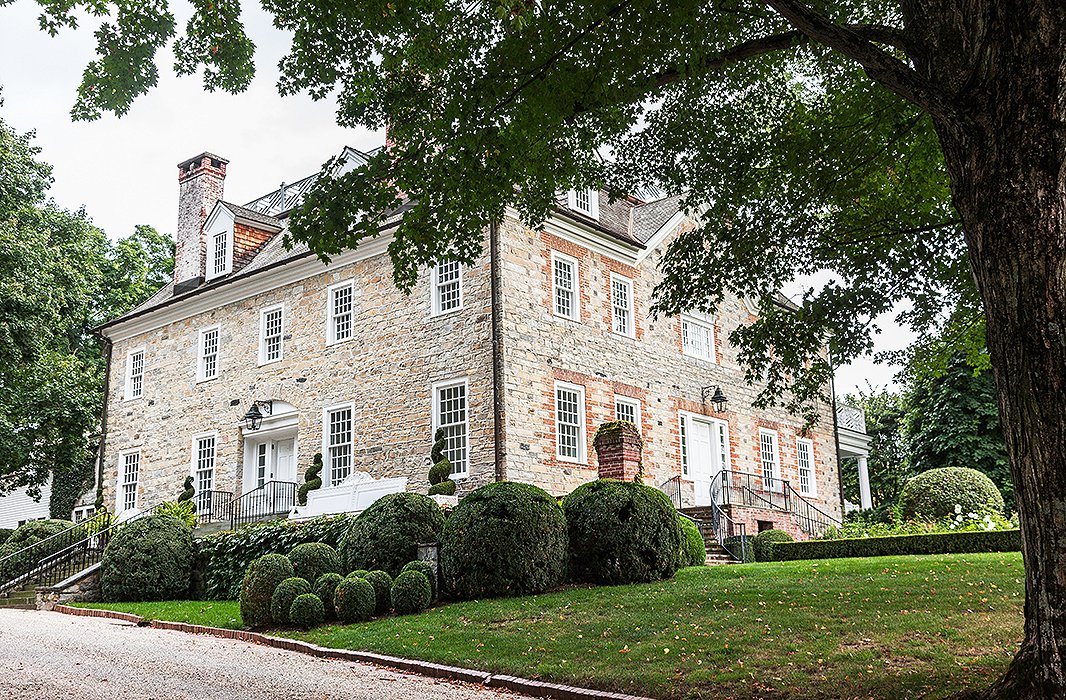 Rebuilt after 1999, the house took all its architectural guidance from the original 1765 Georgian house. It’s surrounded with 59 acres of pastoral land, gardens, and ponds.
