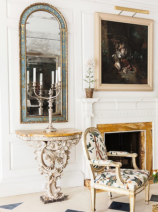 The pair of verre églomisé—French for “gilded glass”—mirrors reinforce the light-filled atmosphere of this room.
