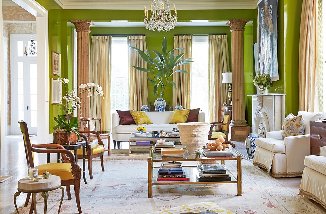 The New Orleans living room of designer Jane Scott Hodges is lacquered to perfection. Photo by Tony Vu.  
