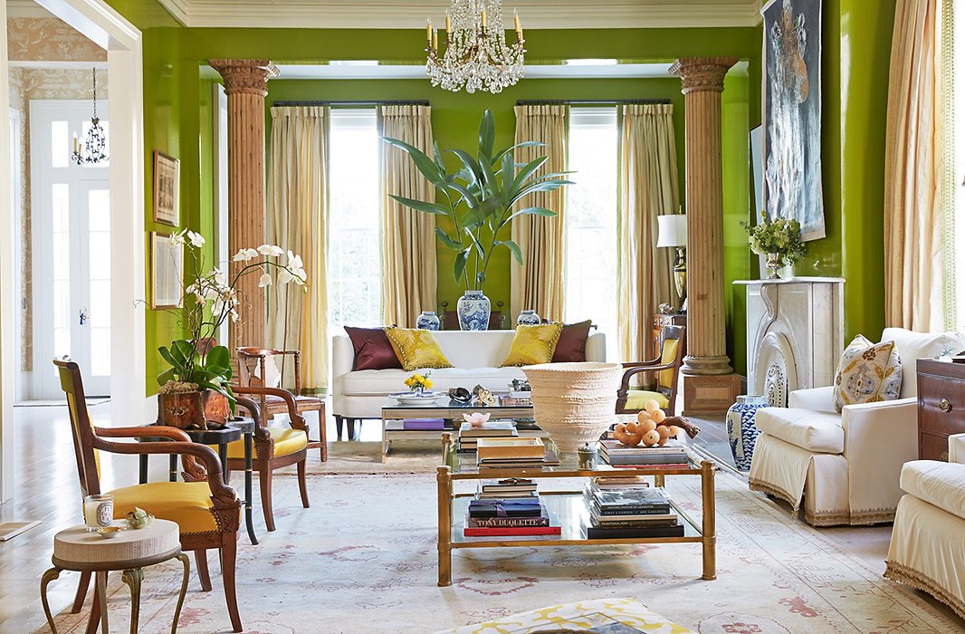 The New Orleans living room of designer Jane Scott Hodges is lacquered to perfection. Photo by Tony Vu.
