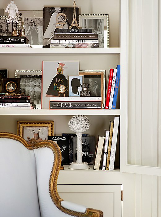 Behind glass cabinet doors live some of Suzanne’s favorite things, unified by a glamorous palette of black, white, and gold.
