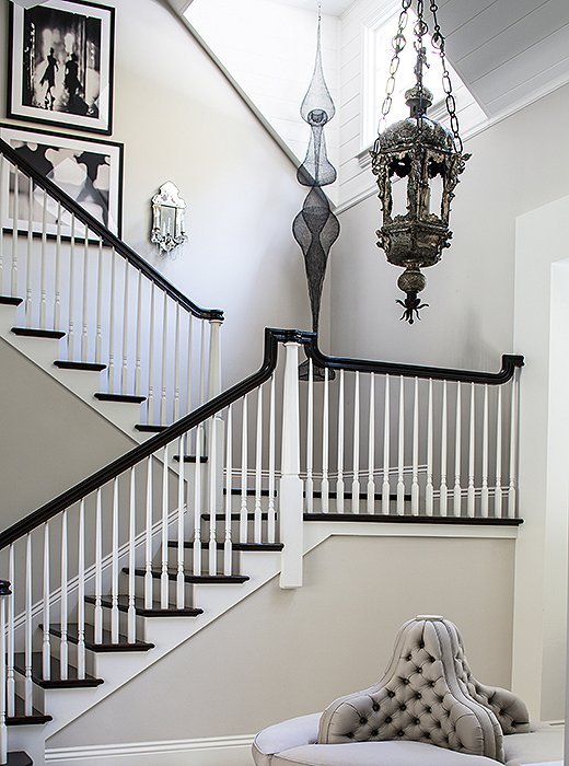 Sculptural designs are a key presence in Windsor’s home, where a Venetian silvered lantern, a curvaceous hanging sculpture, and a tufted borne welcome guests in the foyer.
