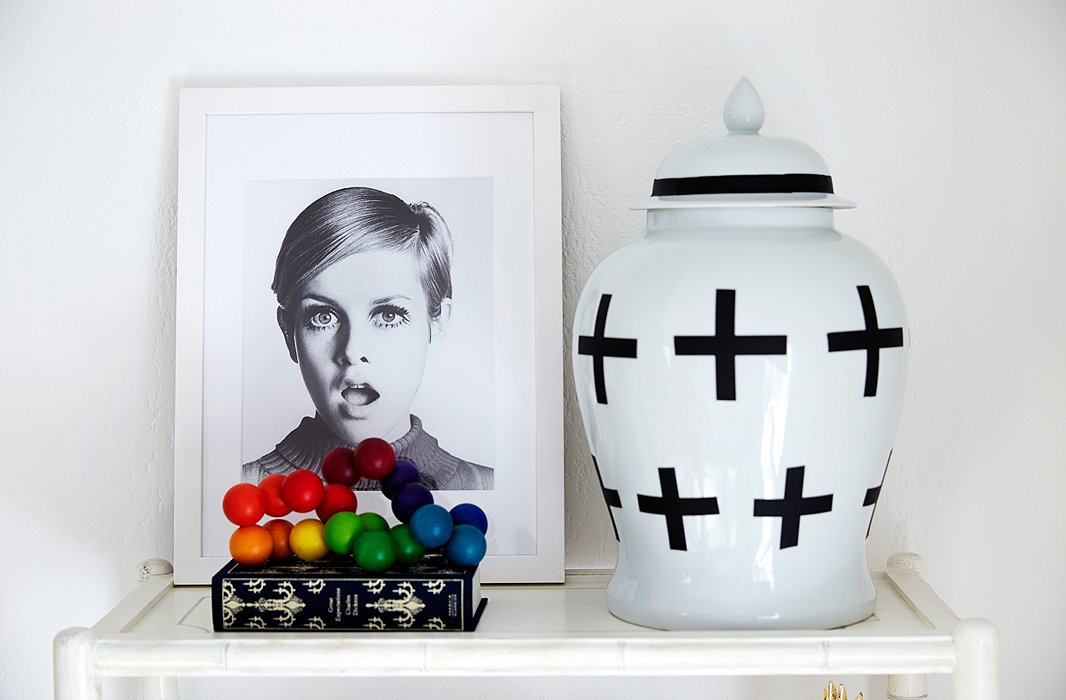 A black-and-white Twiggy portrait is a fun nod to Coco’s professional life. The ginger jar, originally a plain white, was made into a graphic piece with the addition of an eye-catching black motif.
