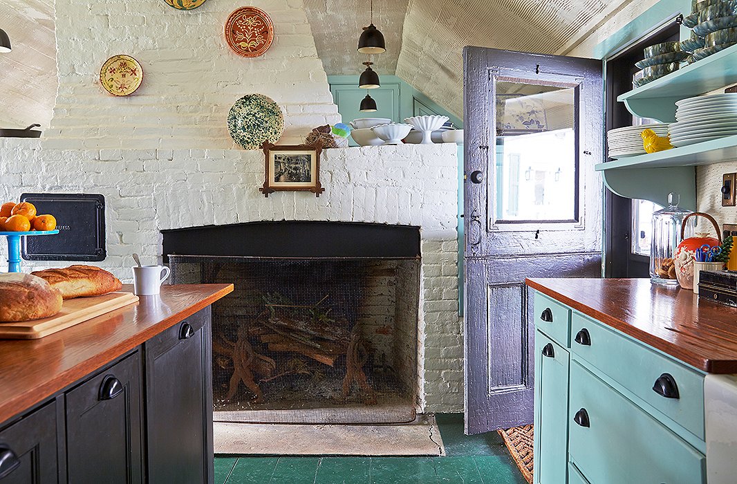 Jeffrey’s quaint kitchen shows off the home’s age but is wildly functional when he’s whipping up a meal. Hits of black add a sophisticated twist to cabinets painted Pratt & Lambert Pacific and Benjamin Moore Courtyard Green floors, inspired by Monticello.
