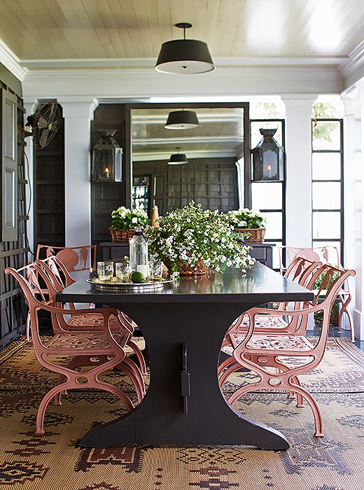 Step out onto the porch, and you’ll find a dream dining scene composed geranium-pink cast-iron chairs tucked into a table designed by Jeffrey.
