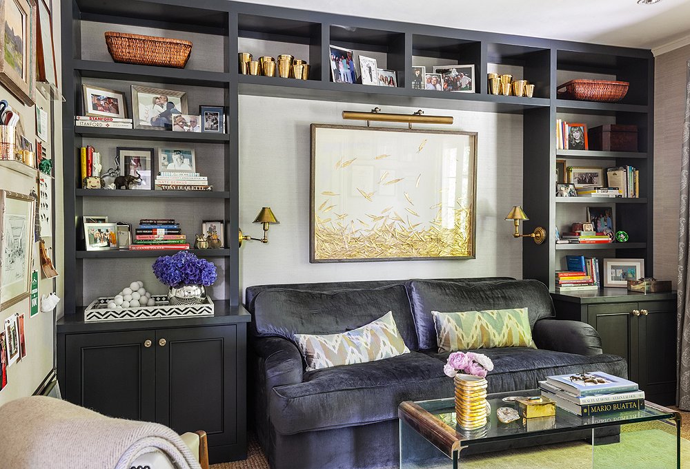 Just as fashionistas swear by tailoring, if you can’t find furnishings that are the right size for your space, get them made! In Susan’s case, this meant a custom bookshelf and a blue-velvet couch crafted to fit in the nook.
