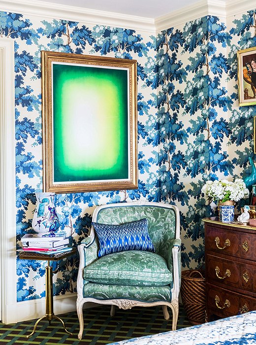 Green Shadow by Anish Kapoor hangs over a chair upholstered in Fortuny fabric, used on the reverse for a more antique look. The Swedish wallpaper from Old World Weavers was inspired by the Château de Groussay.
