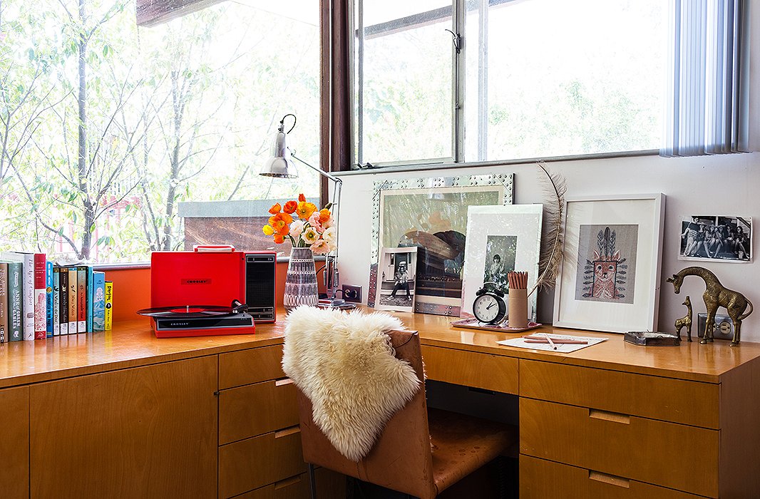 True to David’s nothing-is-sacred decorating mantra, his daughter’s bedroom work space is anything but juvenile. Black-and-white photography is paired with brass animal figures and an old record player for a whimsical note.
