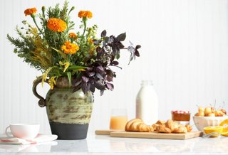 https://okl.scene7.com/is/image/OKL/one_kings_lane_decorating_ideas_flower_arranging_tips_img04?$LLH_Slideshow_h409$