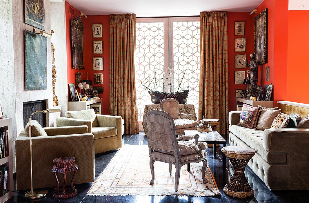 Hutton filled his cozy library with South American treasures that speak to his own family’s history, including paintings and accents from his mother’s haciendas in southern Peru and Bolivia.
