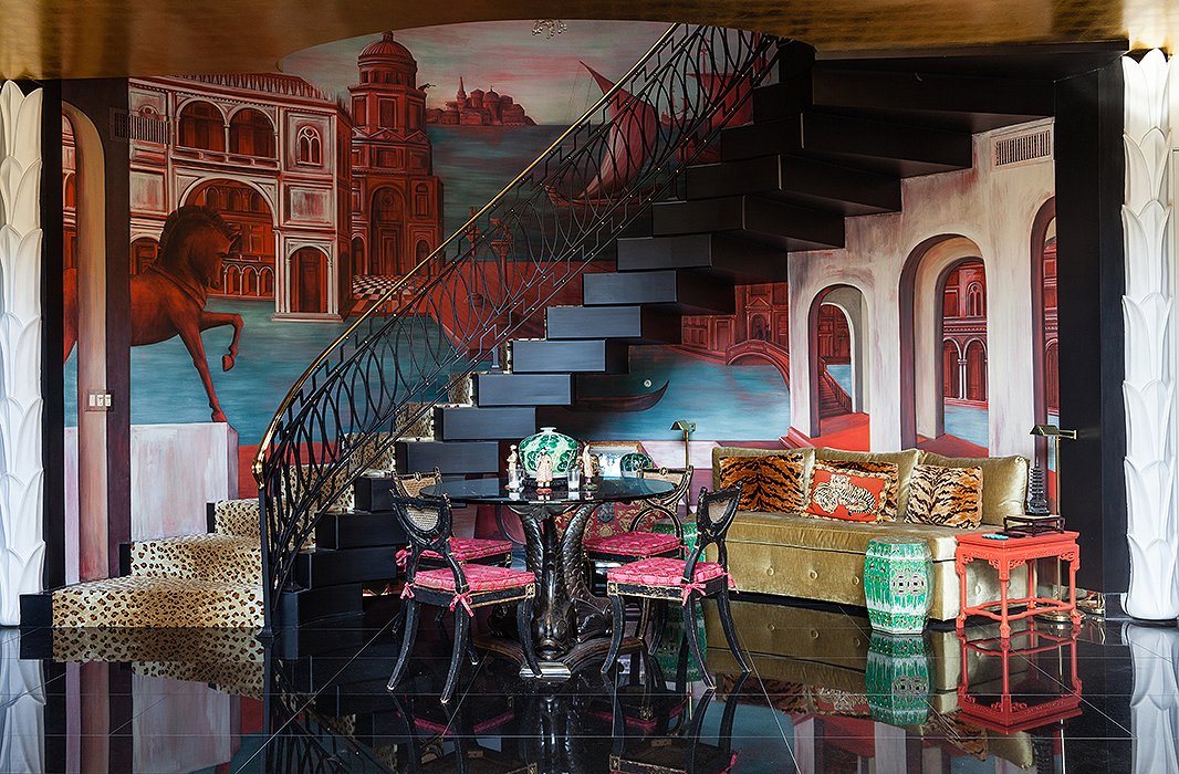 This table is the spot for intimate dinner parties, set against a fantastical Giorgio de Chirico-inspired mural of Venice by Hutton’s artist friend Scarlet Abbott.
