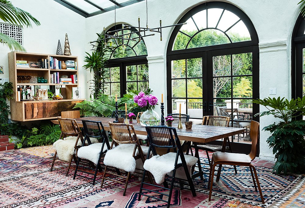 To ensure that her furnishings didn’t block any of the light pouring in from the French doors, Tarses stuck to thin, delicately silhouetted pieces in this corner of the room.
