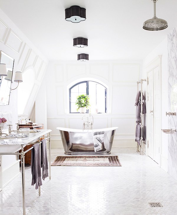  Decorating  Ideas  for White  Bathrooms 