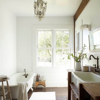  Decorating  Ideas  for White  Bathrooms 