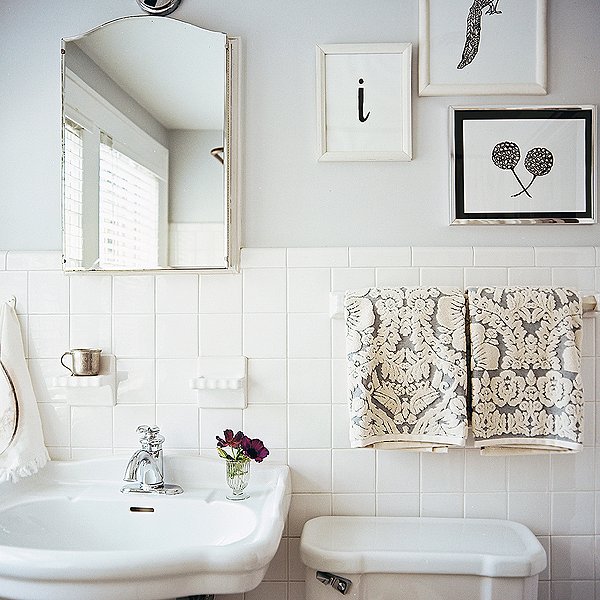 Decorating Ideas  for White  Bathrooms 